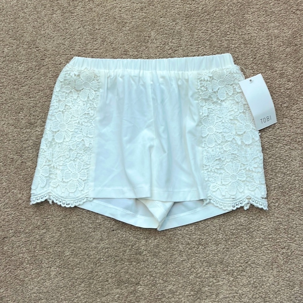 NWT Tobi White Crochet Floral Detail Stretch Waistband White Shorts Size Small